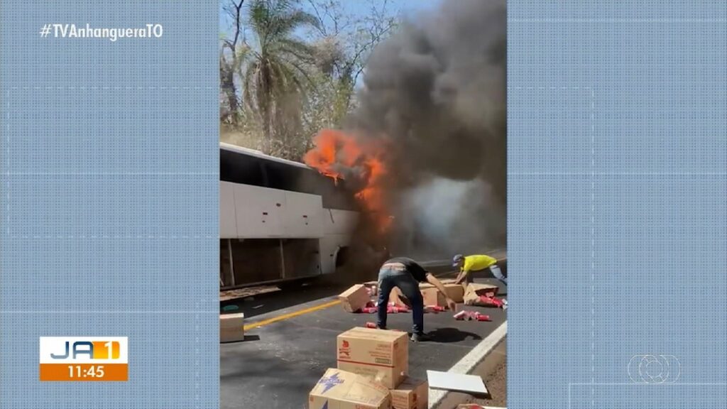 Passageiros fogem de ônibus que pegou fogo na BR-153; VÍDEO