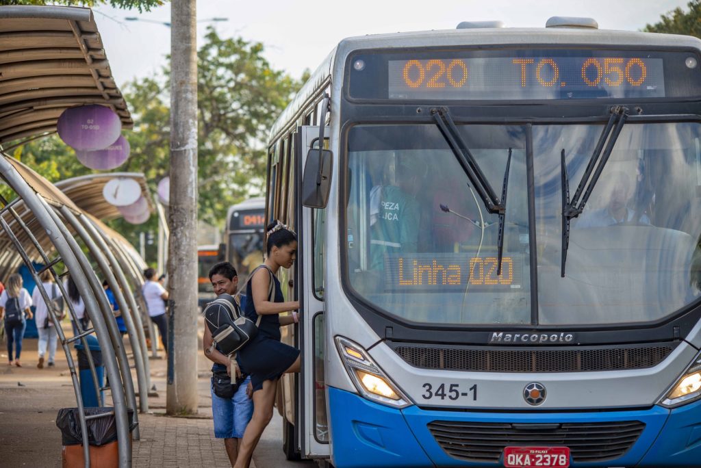 Passageiros reclamam de cobrança do transporte coletivo no feriado; gratuidade passou a valer em 2023