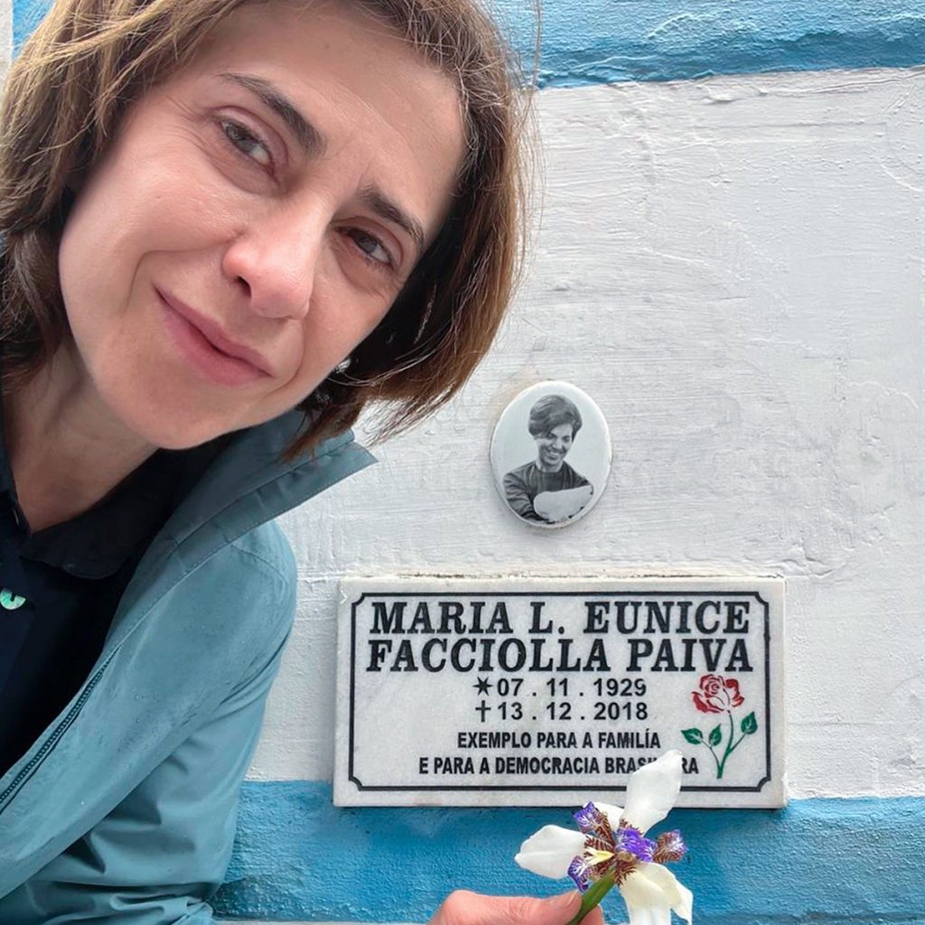Fernanda Torres relembra visita ao túmulo de Eunice Paiva, sua personagem em ‘Ainda estou aqui’: ‘Honra de tê-la encarnado no cinema’