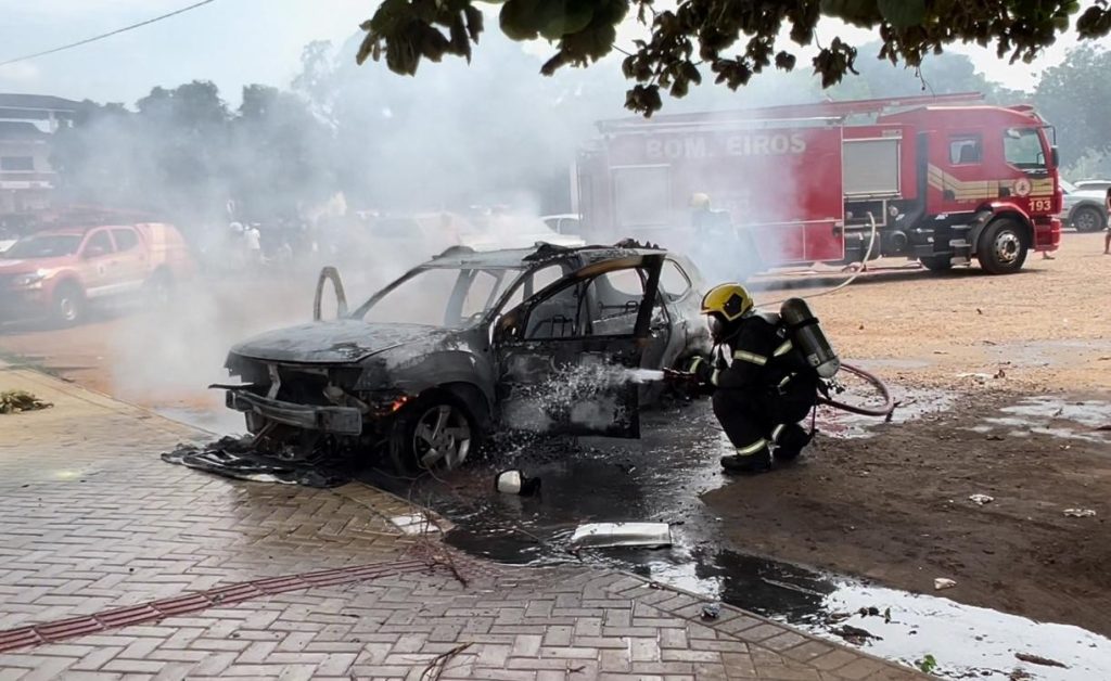 Carro fica destruído após pegar fogo em estacionamento; veja vídeo