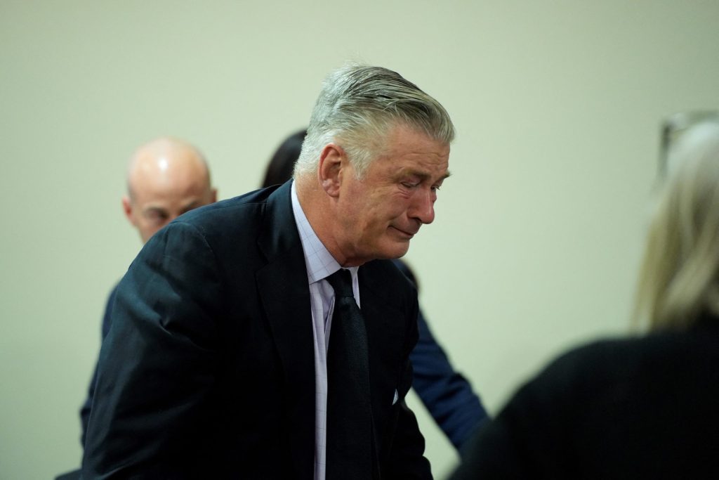 Alec Baldwin processa promotores e policiais após anulação de julgamento por disparo em ‘Rust’