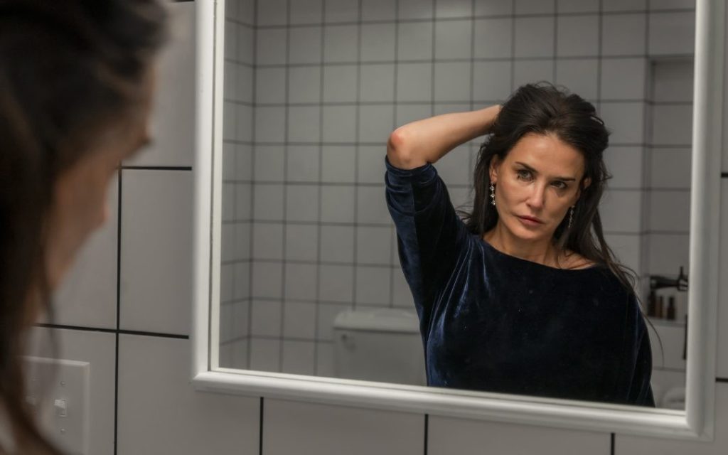 Com atuação brutal de Demi Moore, ‘A Substância’ expõe o lado grotesco do culto à imagem; g1 já viu
