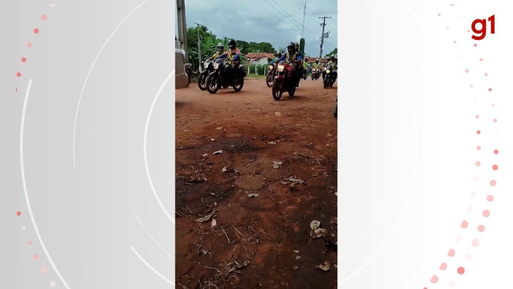Familiares e mototaxistas fazem cortejo à vítima de acidente na ponte: ‘Pessoa que todos gostavam’, diz irmã