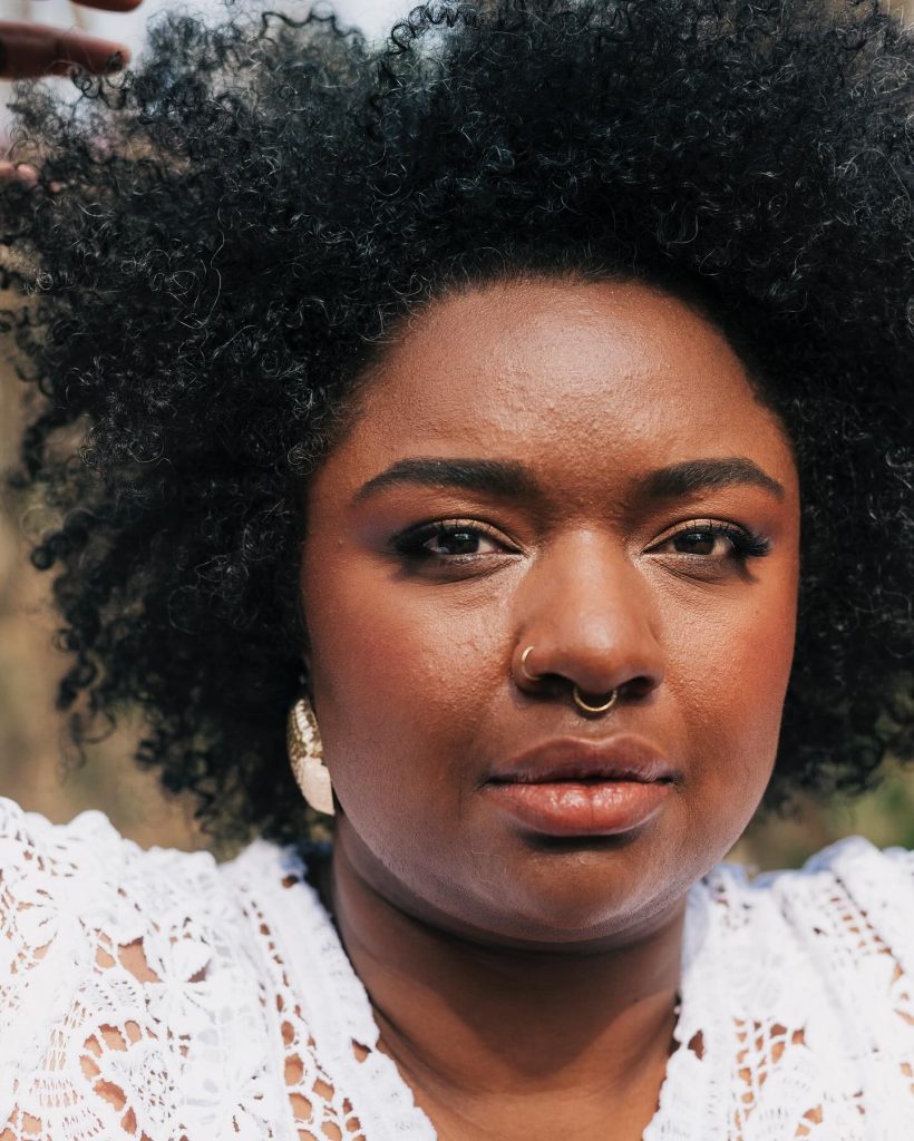 Ellen Oléria faz o Carnaval ao cantar Nina Simone no circuito off-folia de SP
