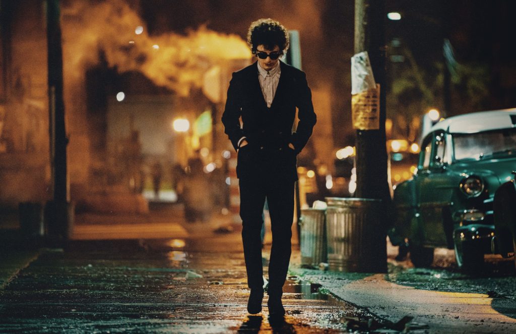 ‘Um completo desconhecido’ foca em brilhantismo de Bob Dylan sem se aprofundar na pessoa; g1 já viu