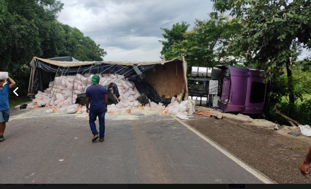 Caminhão tomba e bloqueia BR-153 no centro-oeste do estado