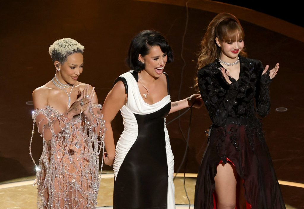 Lisa, do Blackpink, Doja Cat e Raye cantam em homenagem a James Bond no Oscar 2025