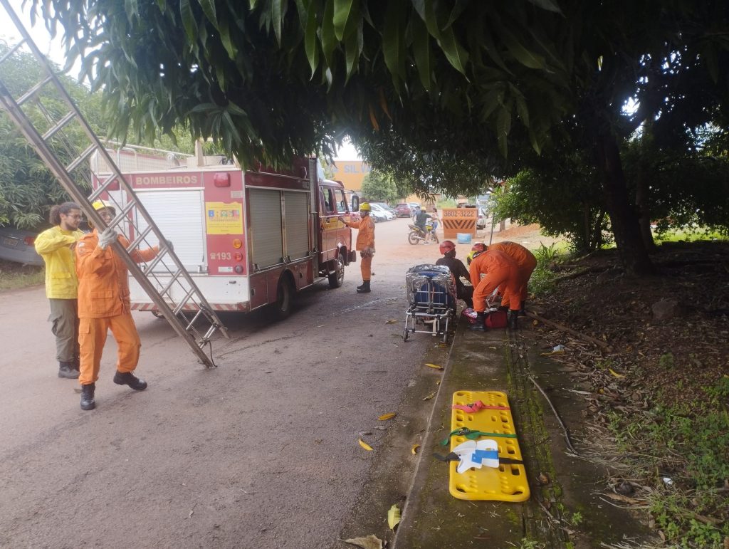 Mulher cai dentro de fossa de 3 metros ao tentar pegar manga e precisa ser resgatada pelos Bombeiros