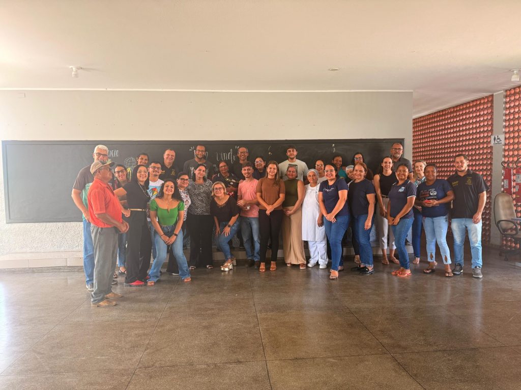 Servidora de escola recebe corredor de aplausos no último dia de trabalho antes de se aposentar: ‘Foi uma surpresa, eu não esperava’