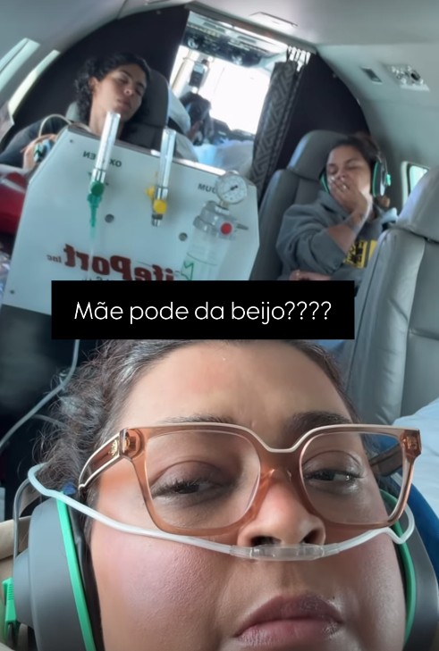 Preta Gil posta vídeo em UTI aérea