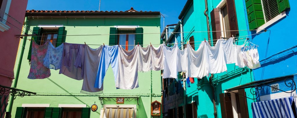 Por que algumas roupas encolhem na lavagem? Uma cientista têxtil explica como ‘desencolhê-las’
