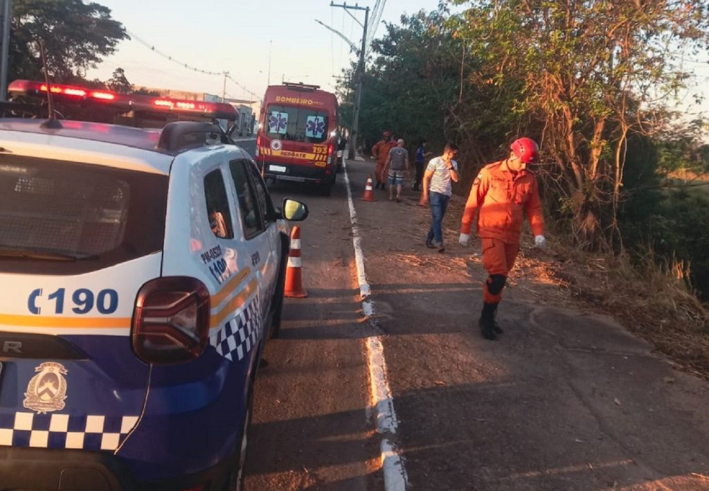 Motociclista que morreu após bater em árvore estava sendo perseguido, diz investigação