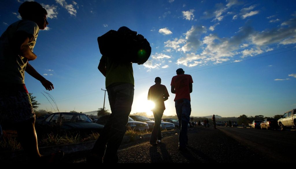 Romeiros caminham pelas estradas do Tocantins em devoção ao Senhor do Bonfim; veja dicas de segurança no trânsito