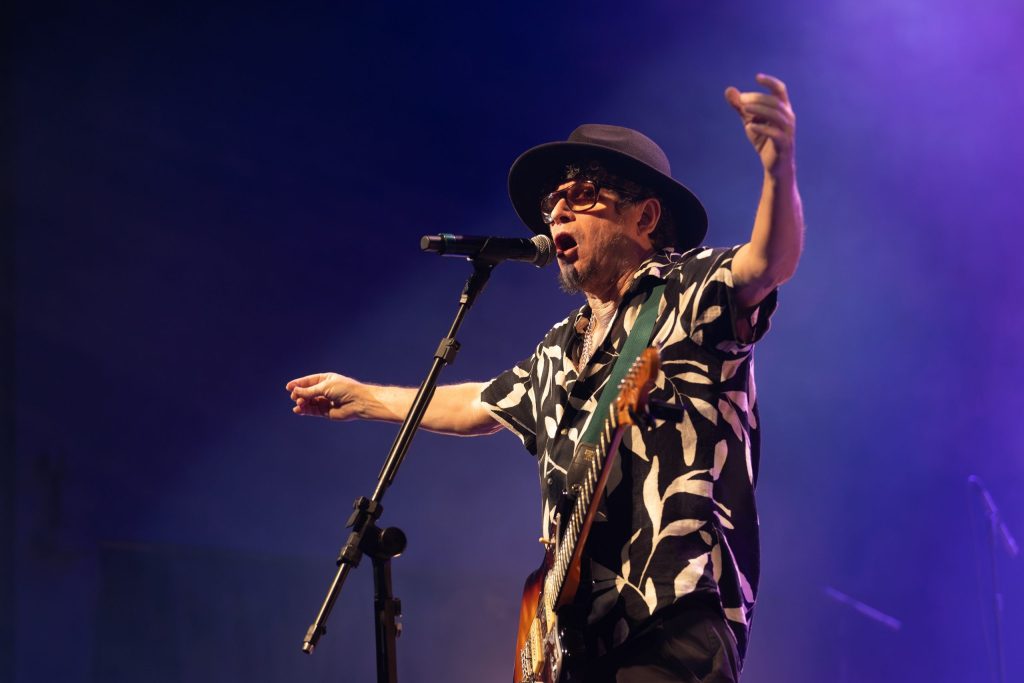Mundo Livre S/A rebobina o primeiro álbum, após 30 anos, em disco ao vivo que eterniza show feito em SP em 2024