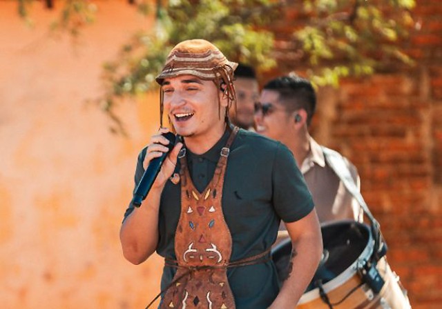 João Gomes traz sucesso de Adriana ao voltar para a casa da avó e do forró tradicional no álbum ‘Pé de Serrita’