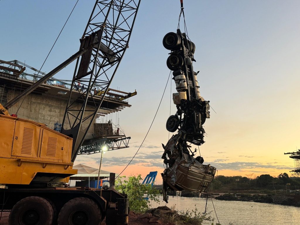 Caminhão que afundou durante queda de ponte entre TO e MA é retirado do fundo do rio com apoio de mergulhadores e guincho