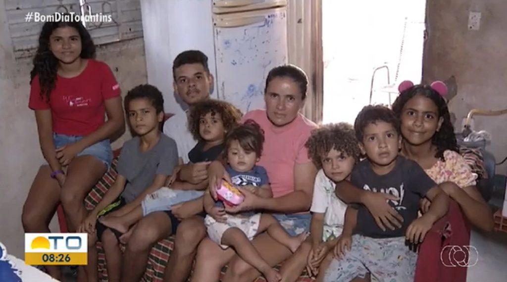 Mãe de dez filhos sobrevive com Bolsa Família e fala das dificuldades: ‘Cozinhar na lenha’