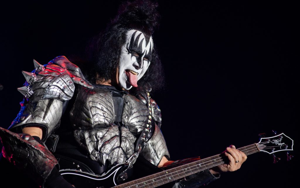 Gene Simmons se envolve em acidente de carro após desmaiar ao volante