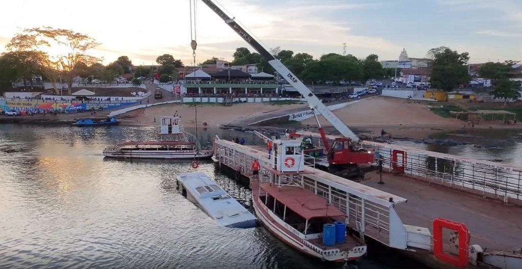 Vídeo mostra momento em que ônibus de turismo é retirado de rio após cair de balsa
