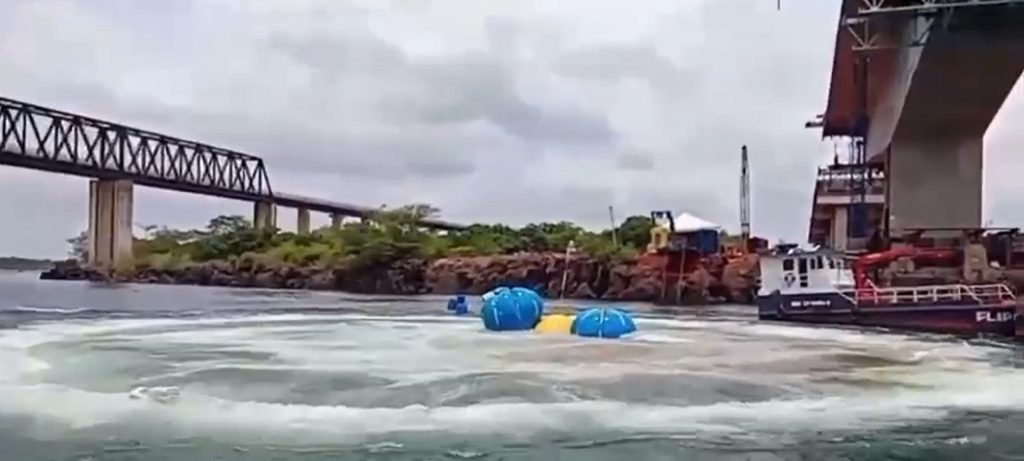 VÍDEO: Caminhão que afundou após queda de ponte entre TO e MA é içado com balões