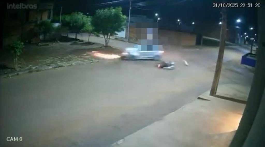 Adolescente de 15 anos é arremessado e morre após acidente entre moto e carro; VÍDEO