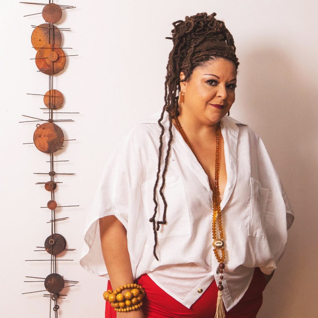 Fabiana Cozza festeja o povo de axé em ‘Macumbeira’, samba que fará parte do álbum dos 50 anos da cantora em 2026
