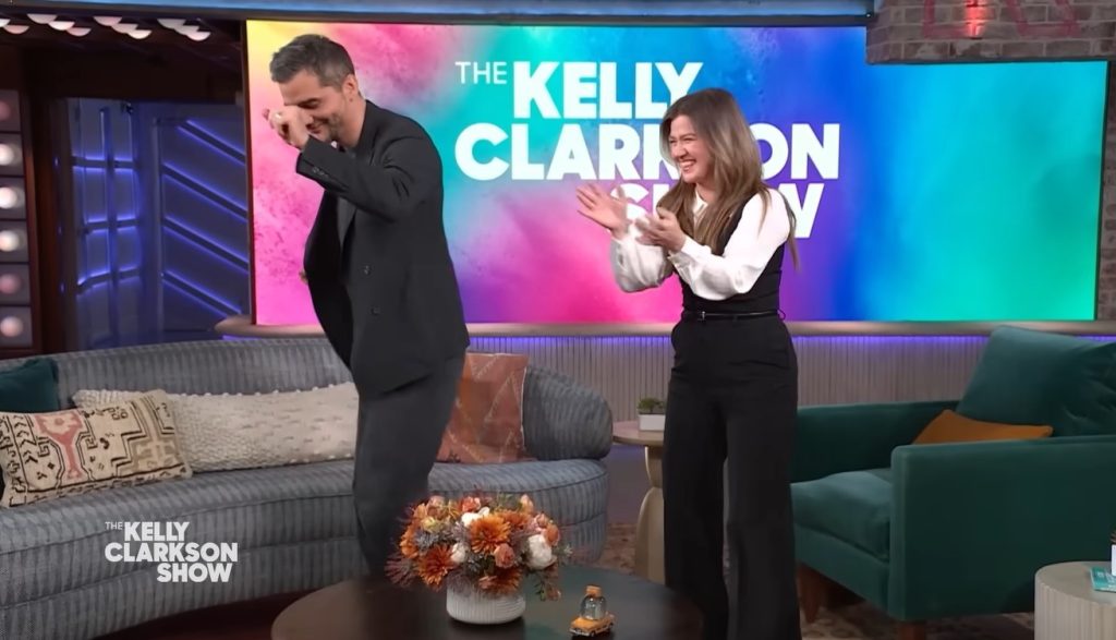 Wagner Moura é entrevistado por Kelly Clarkson e cantora diz que ator fica sexy sambando