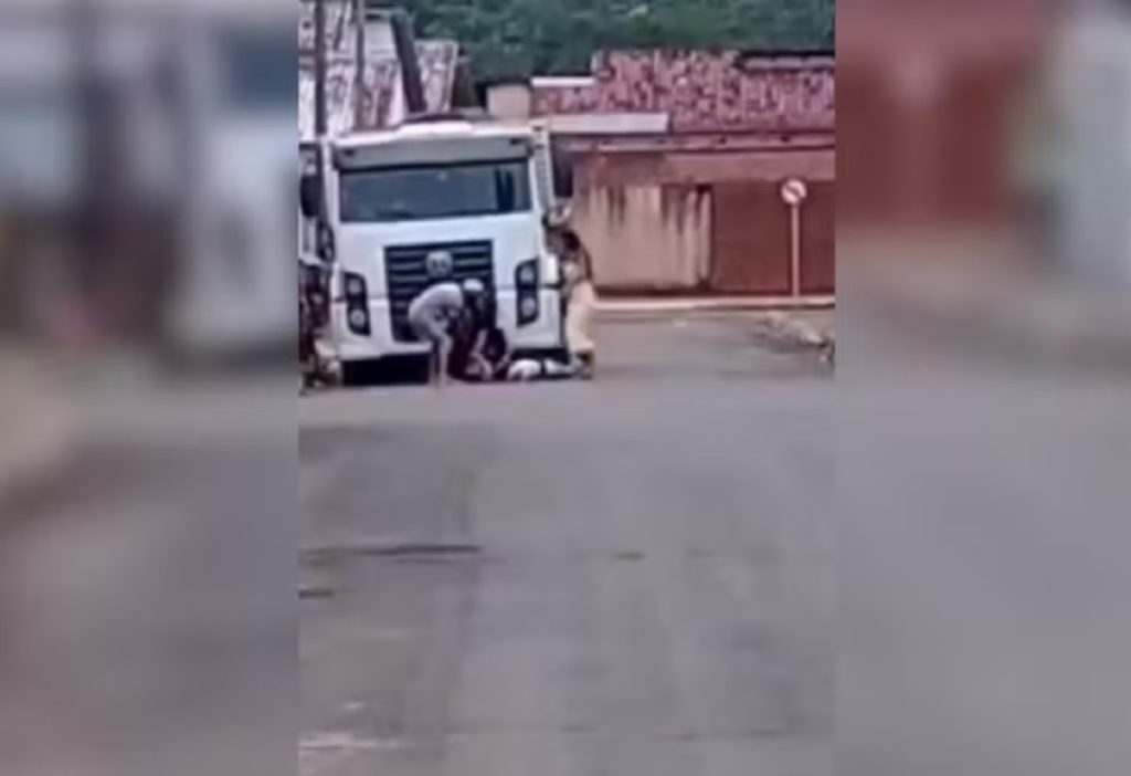 Policial militar filmado agredindo idoso por causa de cachorro é preso enquanto acompanhava depoimento de testemunha