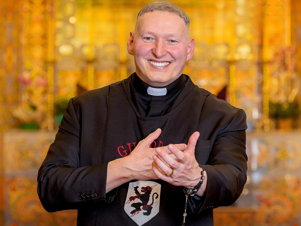 Padre Marcelo Rossi sobe ‘A montanha’ com Roberto Carlos em ‘Amorização 2’