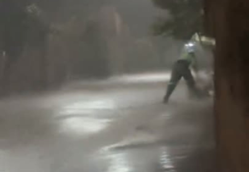 ‘E ali vai o trabalhador brasileiro’, desabafou arquiteto ao filmar gari trabalhando debaixo de chuva