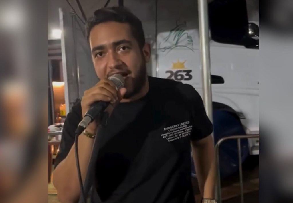 Juliano, da dupla com Henrique, mostra talento cantando rap durante cavalgada