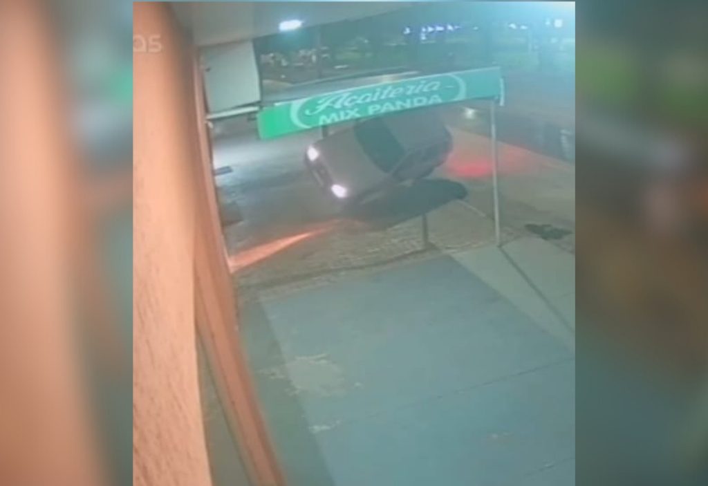 Carro derrapa, bate em placa de trânsito e ‘estaciona’ sobre duas rodas; VÍDEO