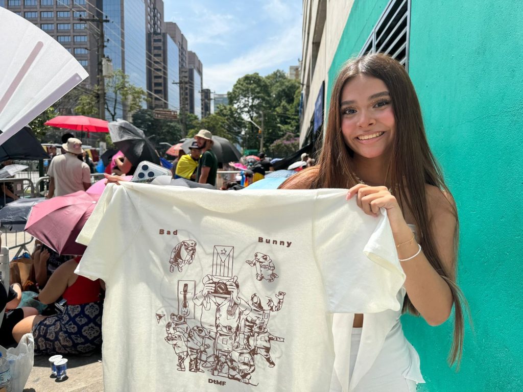 Bad Bunny em SP: fãs se revezam na fila para o primeiro show do cantor no Brasil