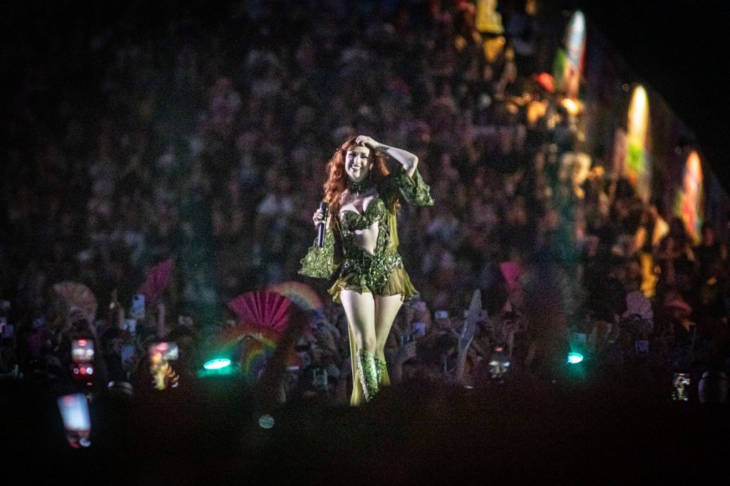 Chappell Roan faz show de metal para crianças no Lolla, após confusão em hotel com enteada de jogador