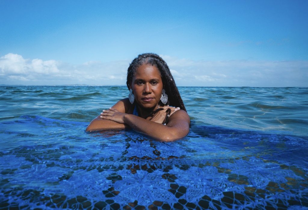 Ana Flauzina cai no samba de Salvador no álbum autoral ‘Rabiscos para o mar’
