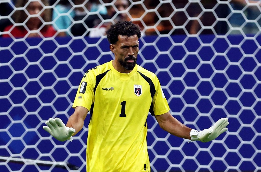 Teló, Adnet e mais famosos invadem perfil de Vozinha, goleiro de Cabo Verde, após empate na Copa