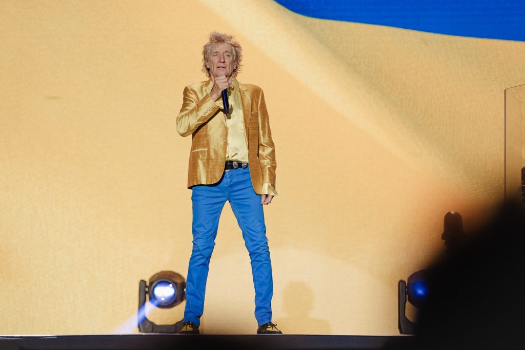 Rod Stewart é criticado por ir à Copa do Mundo um dia após cancelar show por problemas de saúde