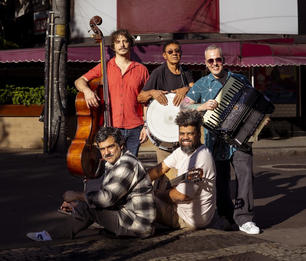 Pedro Miranda e Forró da Gávea seguem o baile nordestino em álbum feito como se o baião ainda fosse a dança da moda