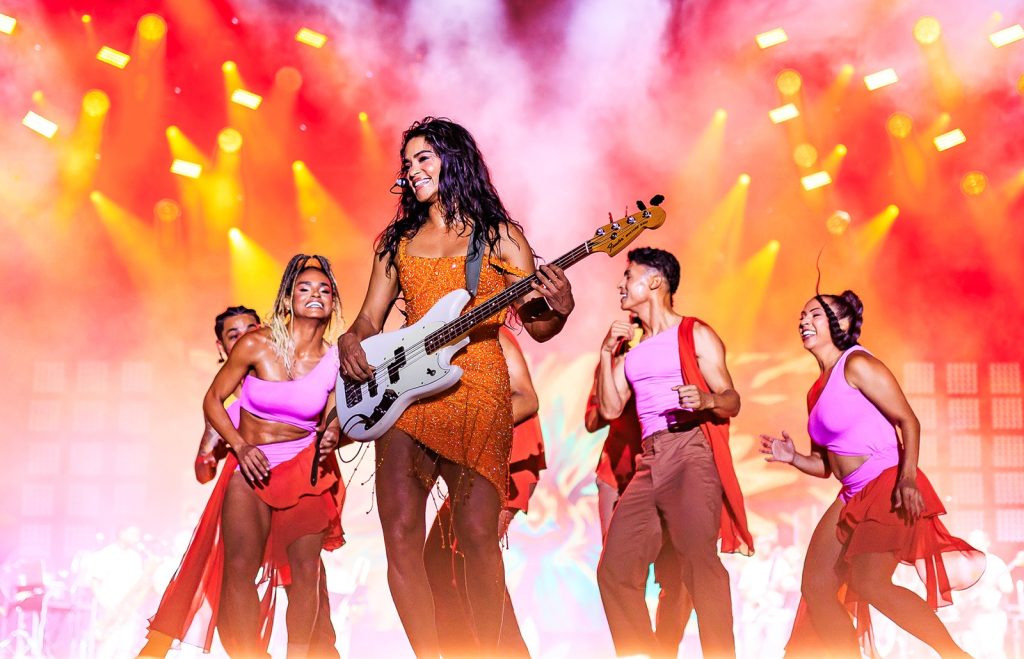 Lucy Alves divide ‘Banquete de signos’ na praia com Elba Ramalho em álbum ao vivo que traz três hits de Amelinha