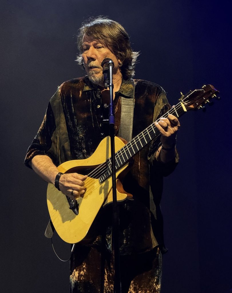 Lenine apresenta o show ‘Eita’ no Rio de Janeiro com coesão, som perfeito e três parceiros fundamentais na plateia