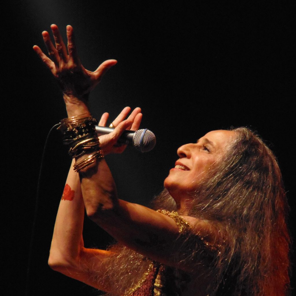 Maria Bethânia 80 anos: cantora doma os palcos com presença magnética