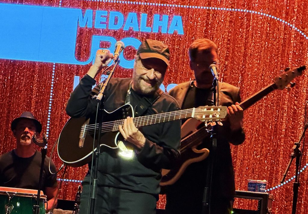 João Bosco, ‘garoto de 80 anos’, saúda a amizade e o diálogo ao receber a Medalha UBC em evento musical no Rio