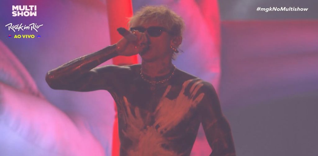 MGK enfrenta apatia e hostilidade da plateia com pop punk emotivo e sem graça em sua estreia no Rio