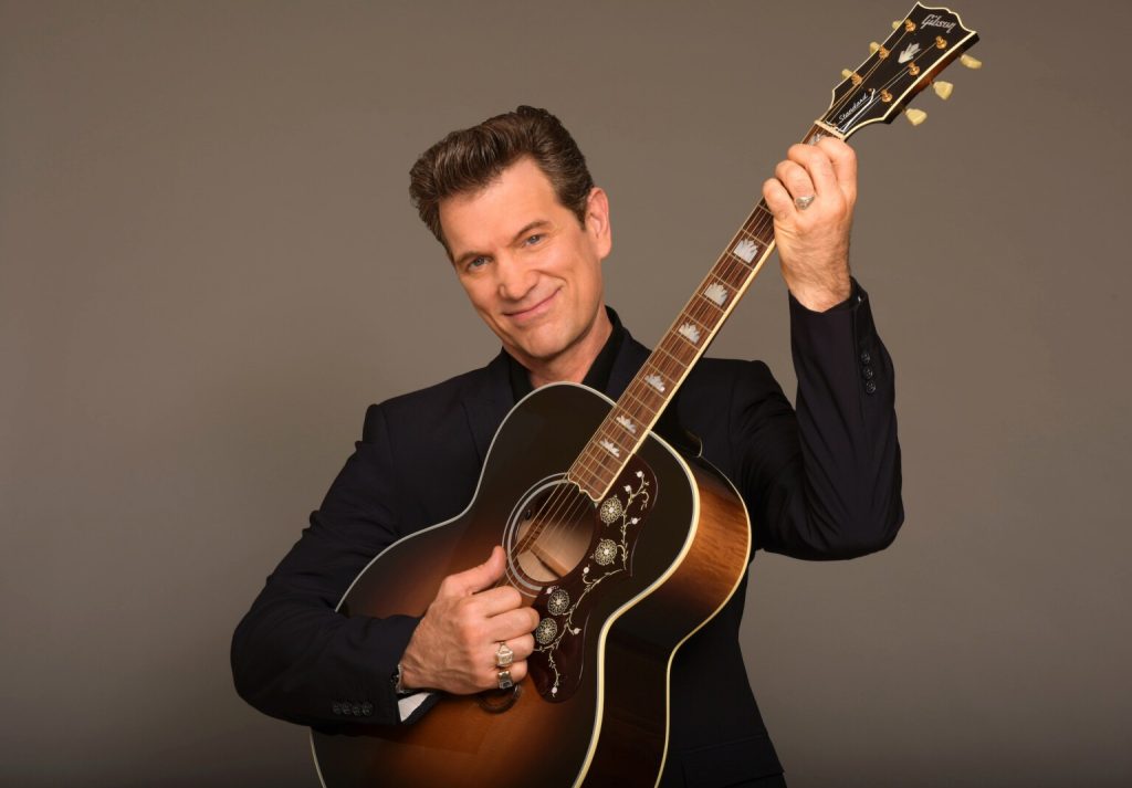 Chris Isaak vem ao Brasil pela 1ª vez e exalta Elvis Presley: ‘Antes dele, não havia nada’