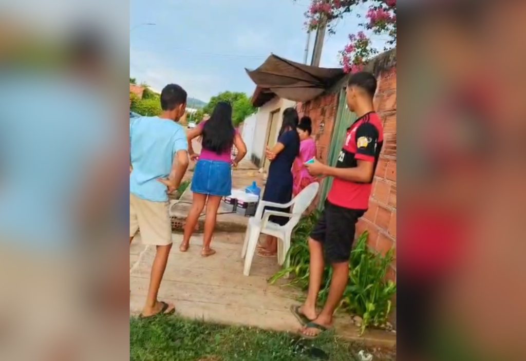 Crise hídrica: prefeitura no TO instala pontos para distribuir água e morador ajuda vizinhos com torneira no muro