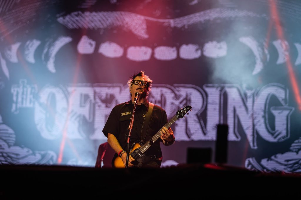 Guitarrista do Offspring anuncia afastamento dos palcos por ‘problema repentino e sério’ de saúde